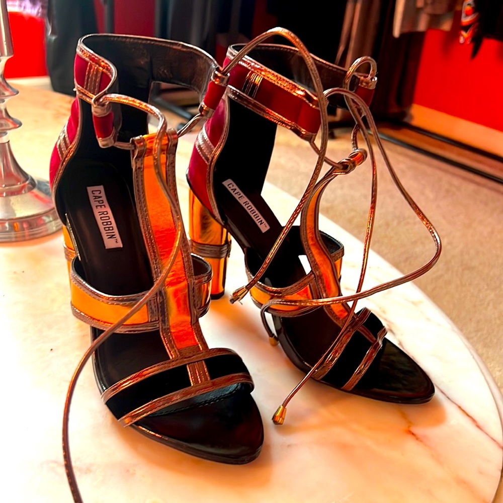 Gently used women’s high pumps. Gold and burgundy size 9